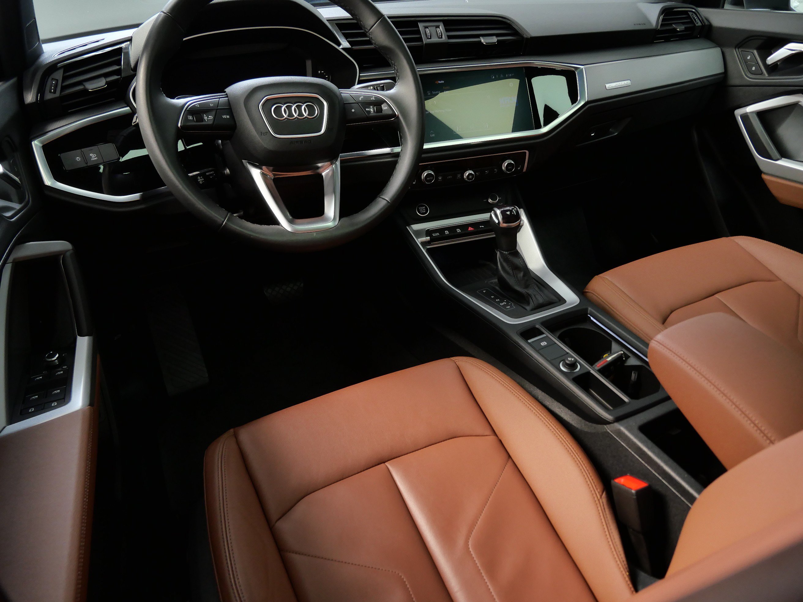 Used 2024 Audi Q3 2.0T Premium w/ Convenience Package AWD/4WD image 2