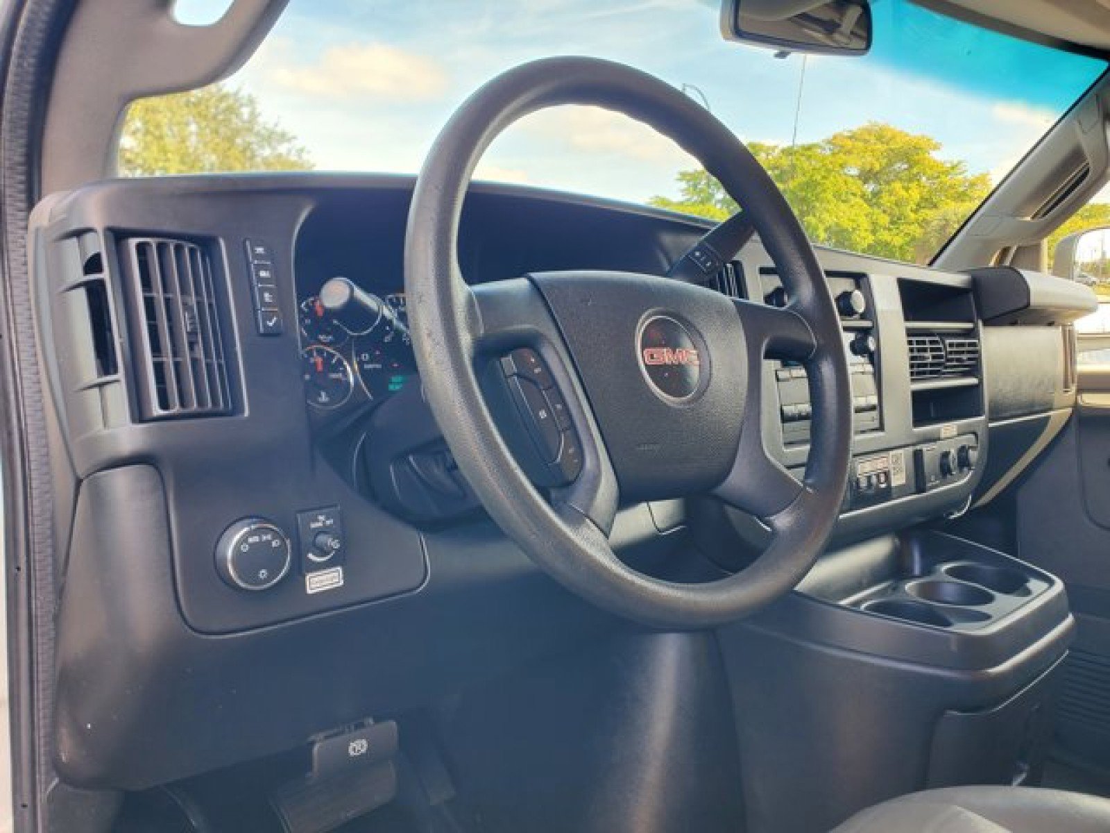 Used 2018 GMC Savana 3500 w/ Driver Convenience Package image 9