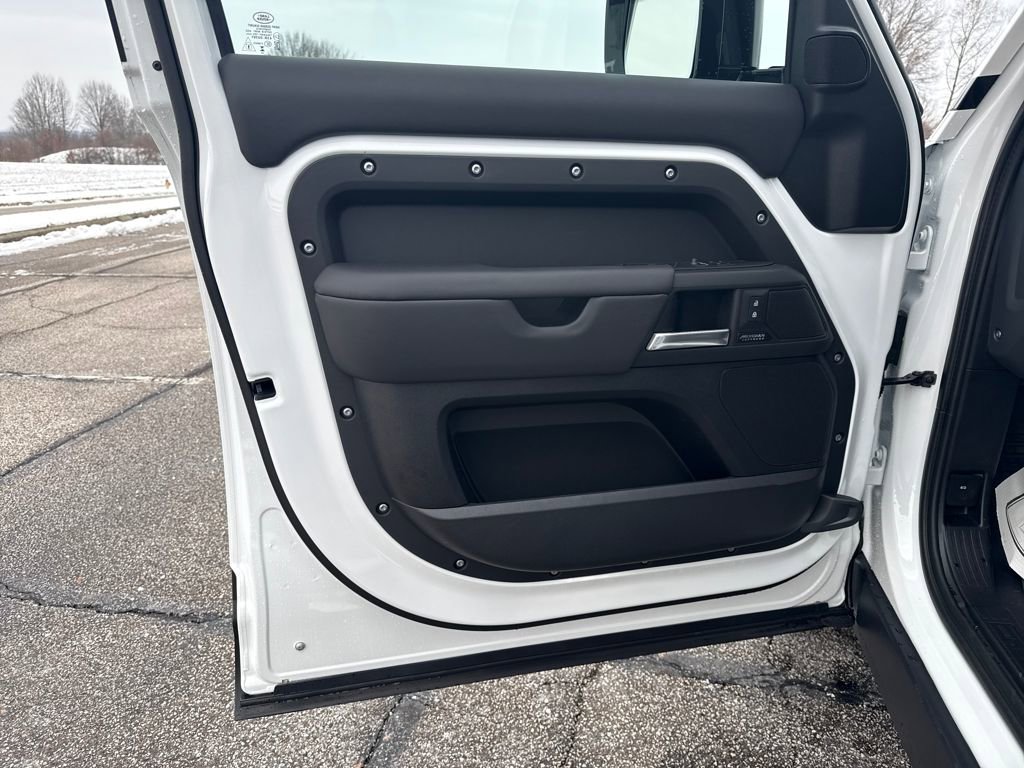 New 2025 Land Rover Defender 130 X-Dynamic SE AWD/4WD image 8
