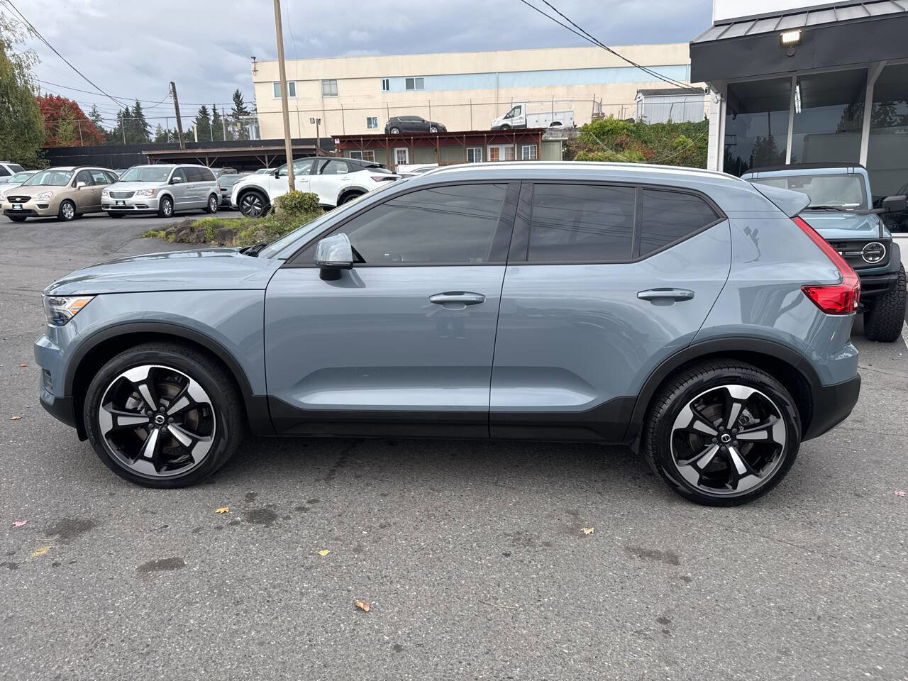 Used 2020 Volvo XC40 T5 Momentum w/ Protection Package Premier image 3