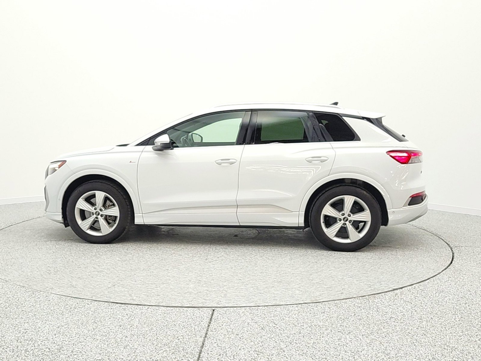 Used 2024 Audi Q4 e-tron Premium Plus image 8