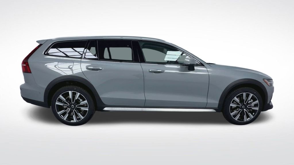 New 2026 Volvo V60 B5 Cross Country Ultra w/ Climate Package image 24