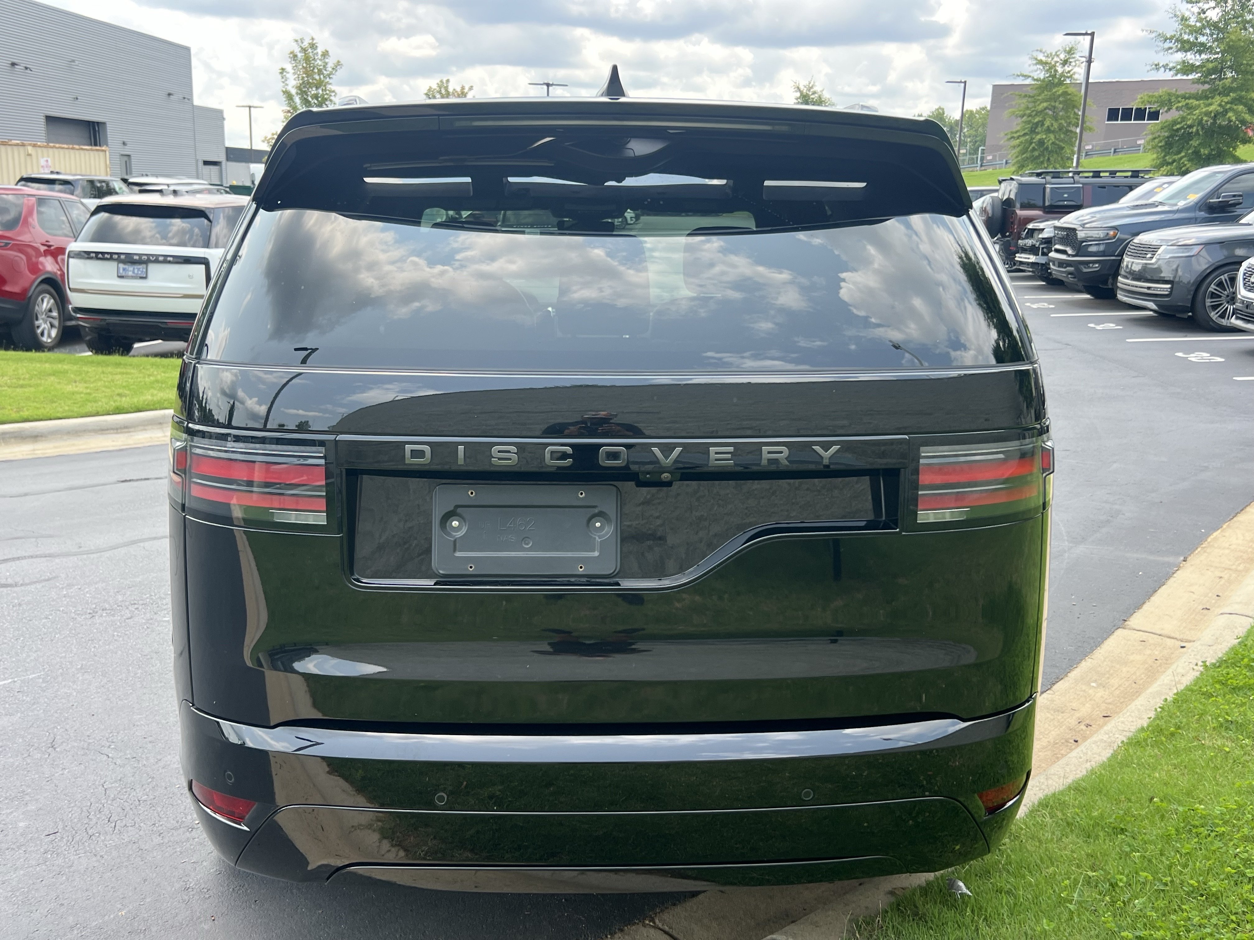 Used 2024 Land Rover Discovery Dynamic SE AWD/4WD image 6