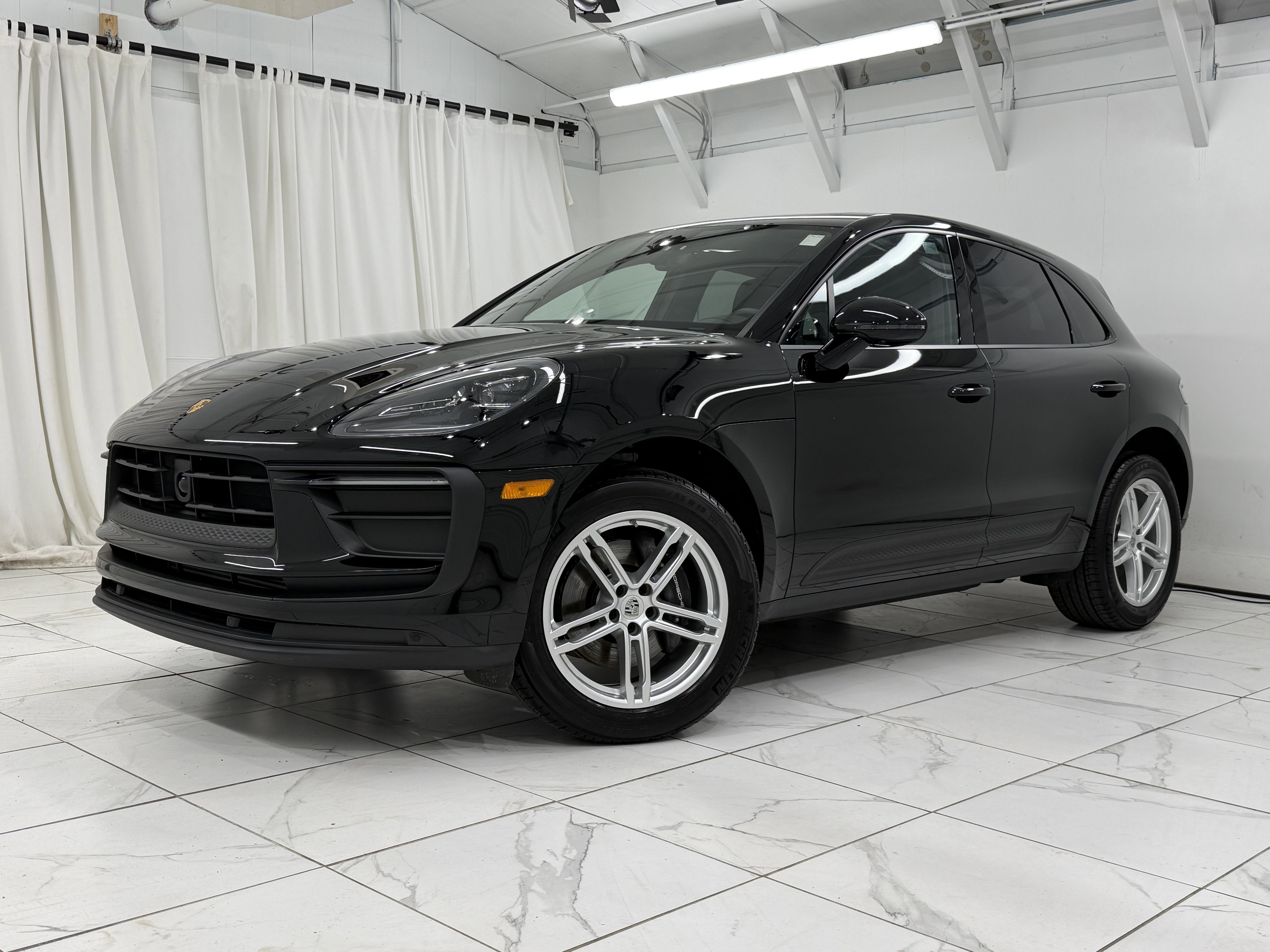 Certified 2025 Porsche Macan AWD/4WD image 6