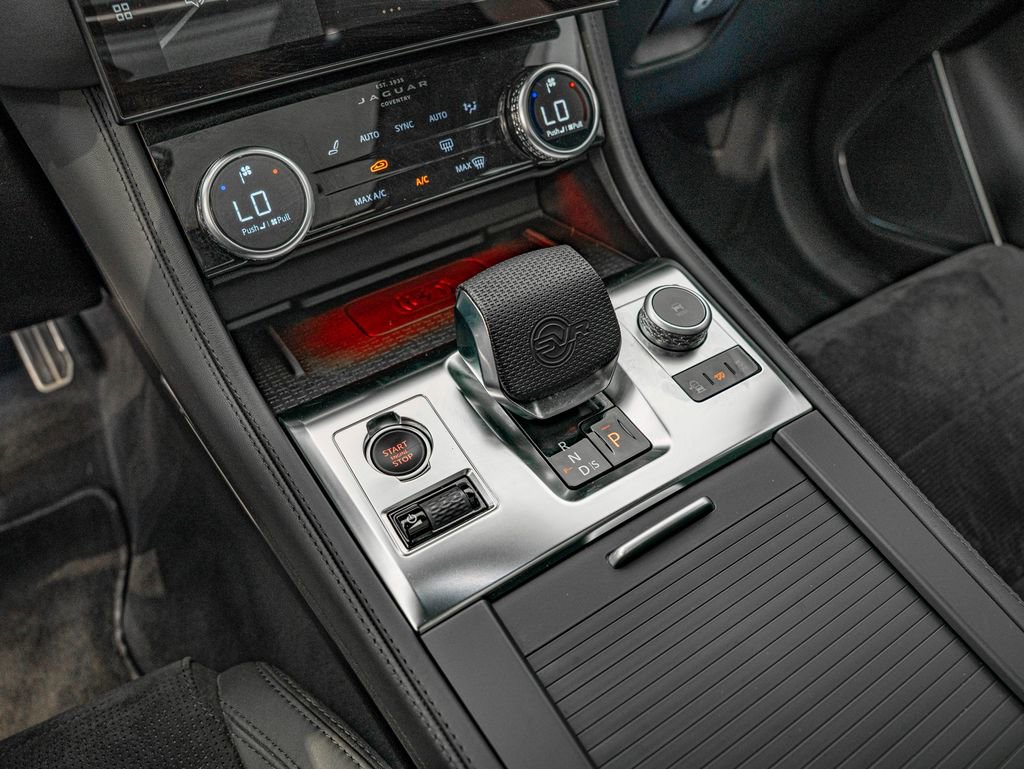 Used 2022 Jaguar F-PACE SVR image 28