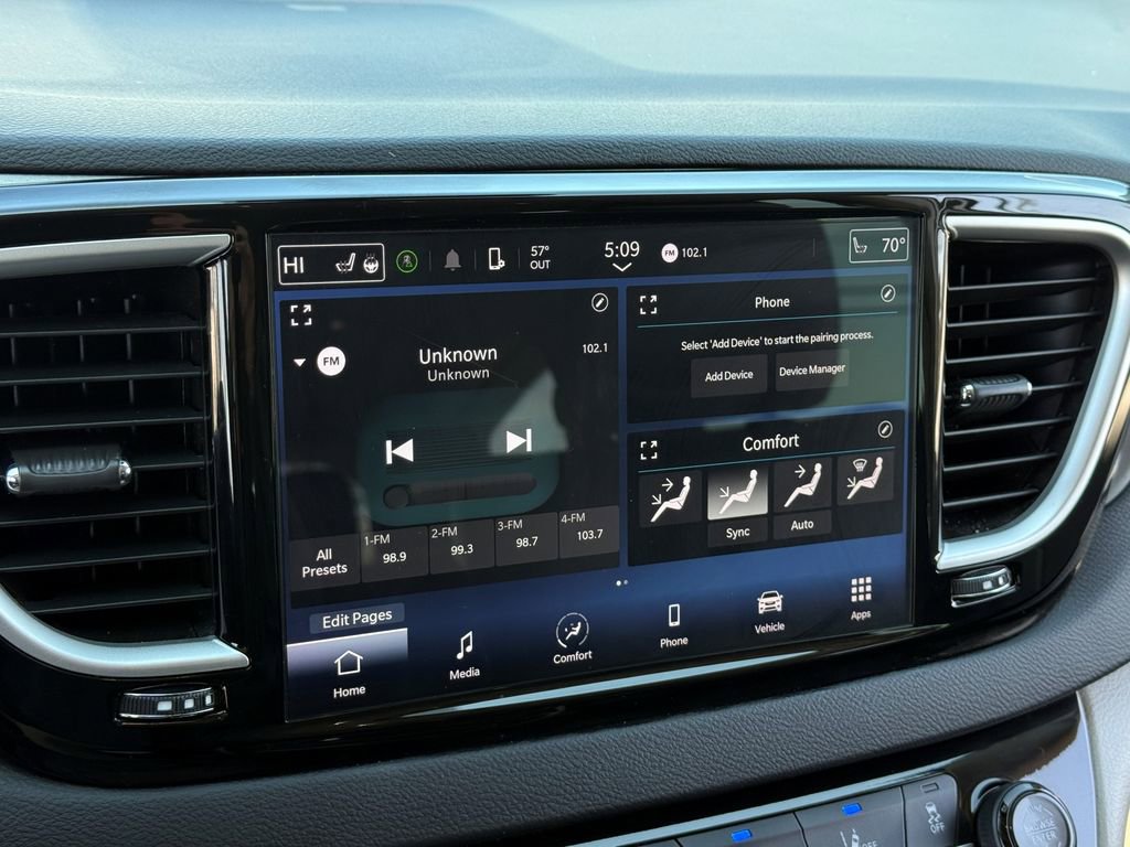 Used 2024 Chrysler Pacifica Touring-L image 23