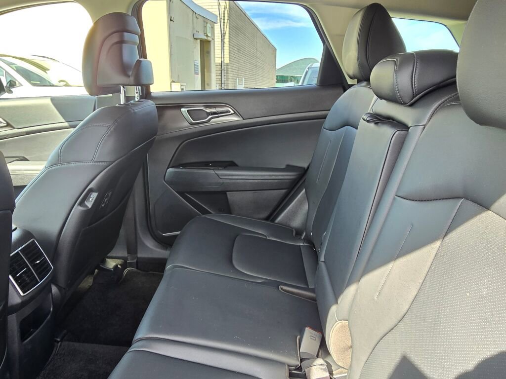 Used 2025 Kia Sportage EX FWD image 9