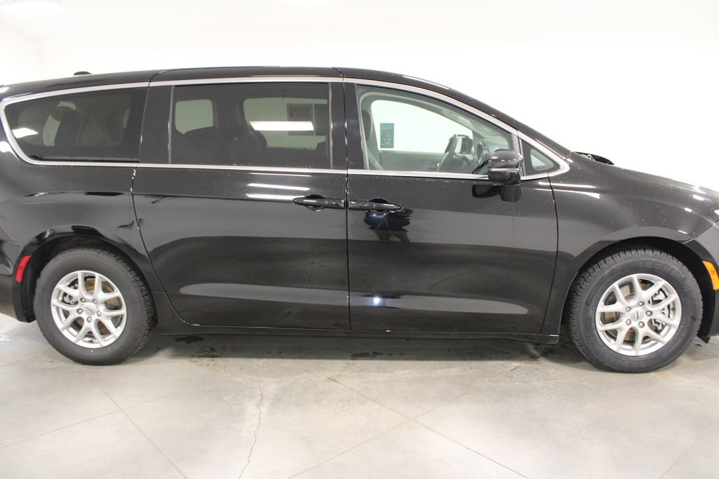 Used 2024 Chrysler Pacifica Touring-L image 11