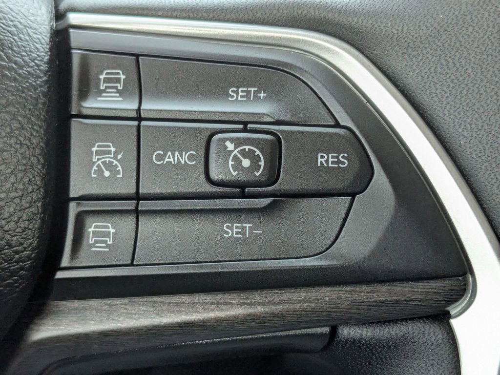 Used 2023 Jeep Grand Cherokee Limited w/ Black Appearance Package image 18