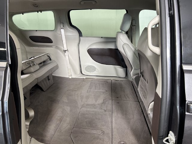 Used 2020 Chrysler Pacifica Touring-L FWD image 26