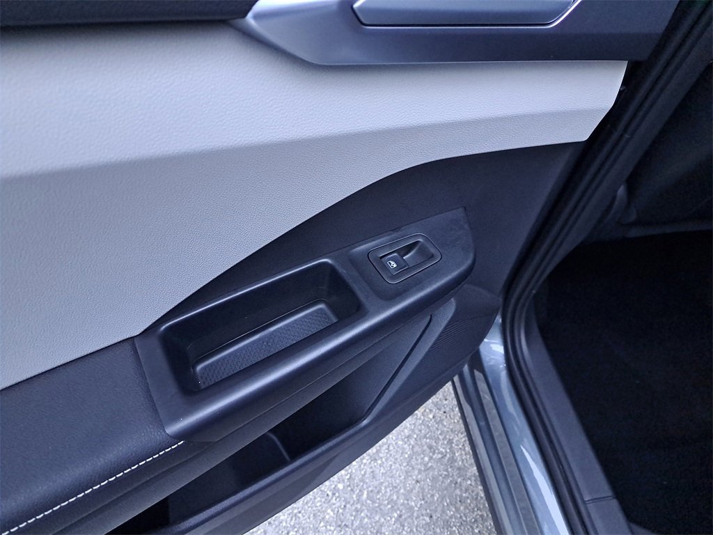 Certified 2025 Volkswagen Taos SE w/ Panoramic Sunroof Package image 18