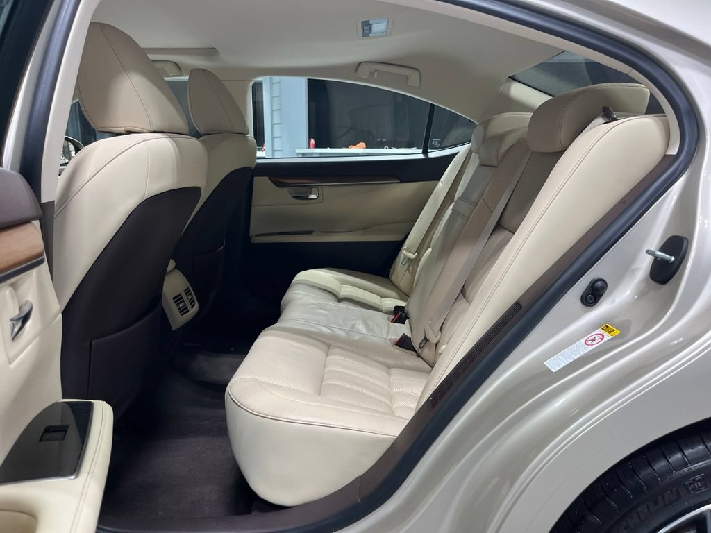 Used 2017 Lexus ES 300h w/ Luxury Package FWD image 38