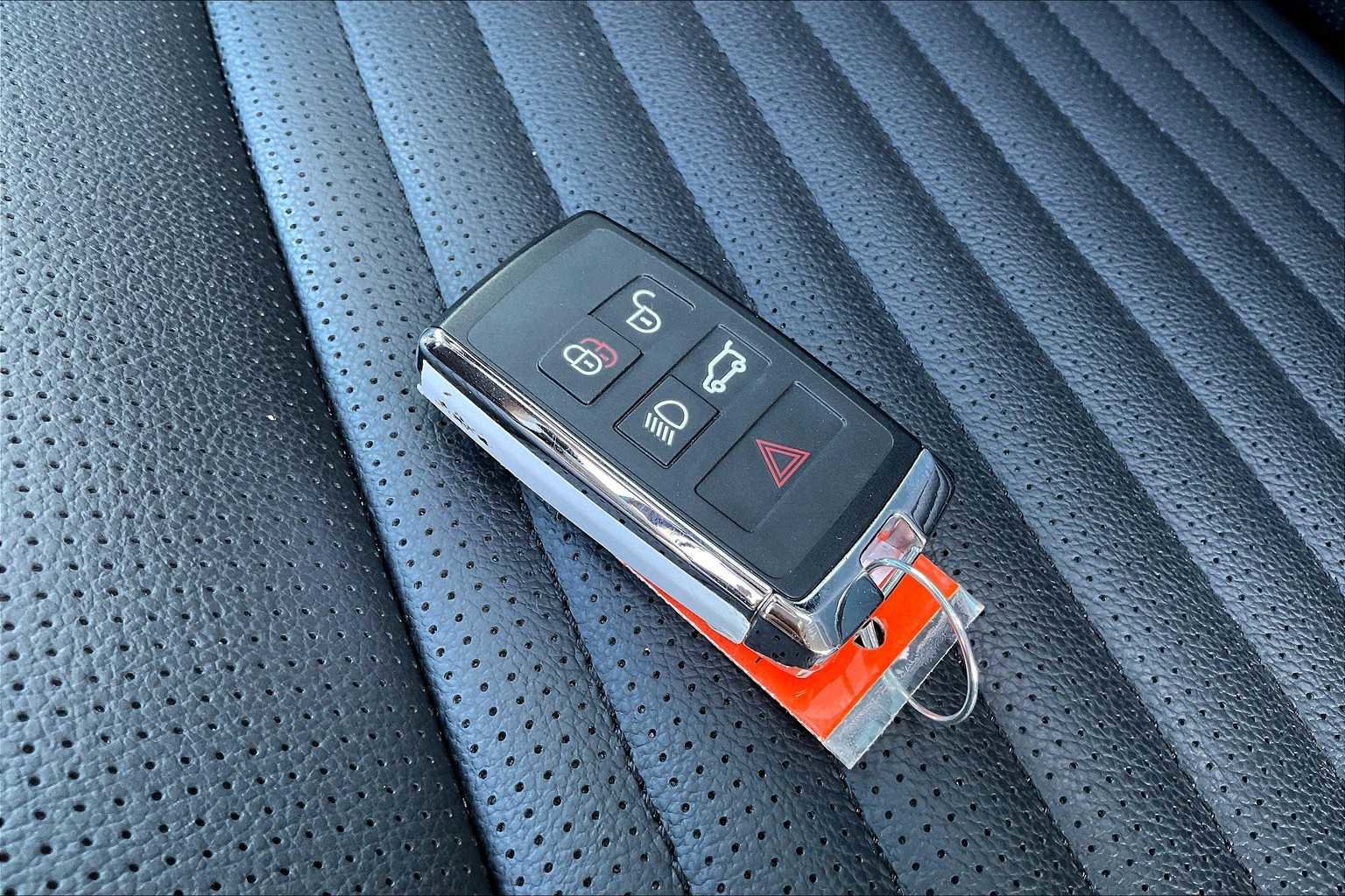 Used 2025 Land Rover Discovery Sport Dynamic SE image 14