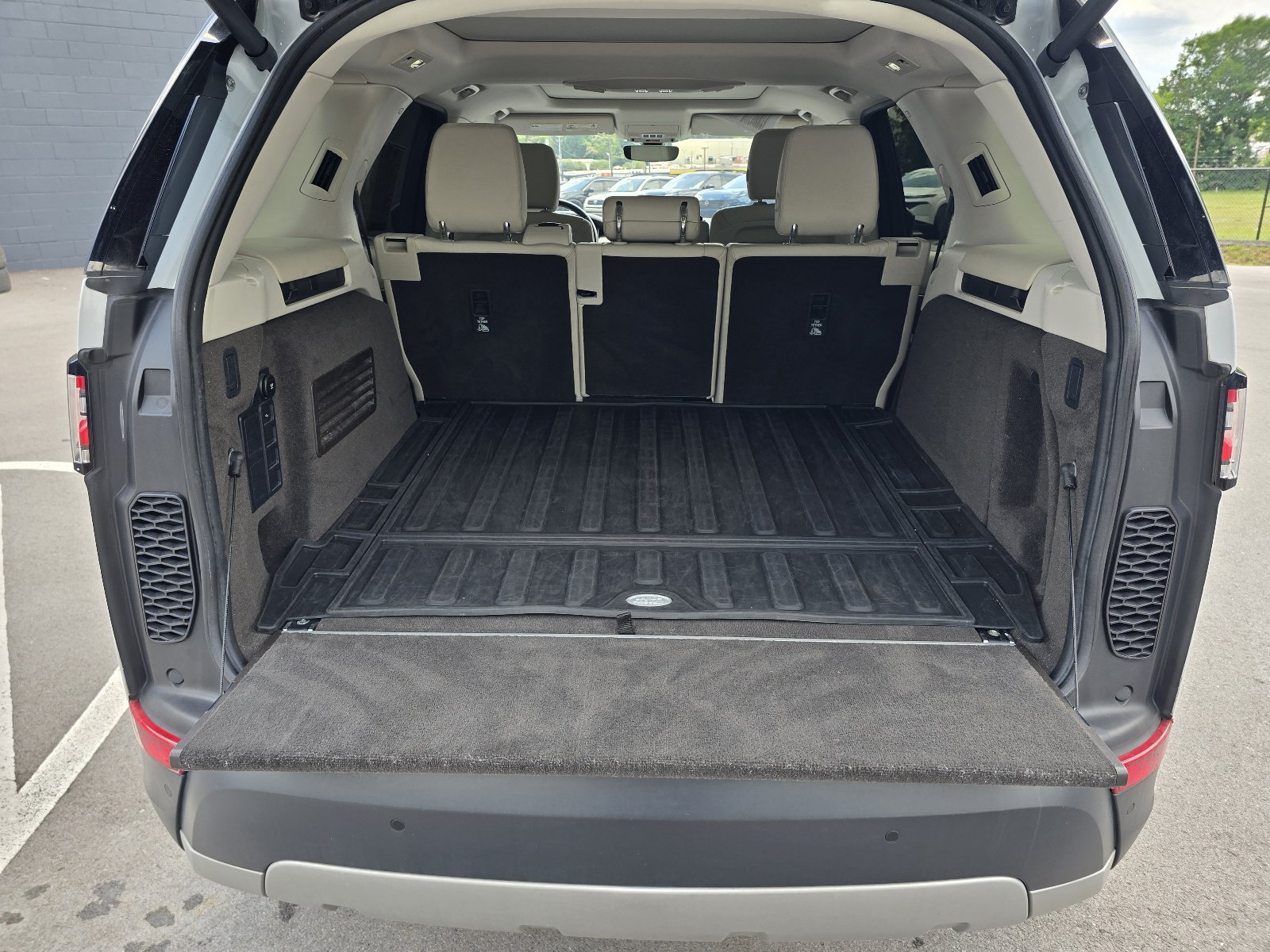 Used 2020 Land Rover Discovery HSE AWD/4WD image 26