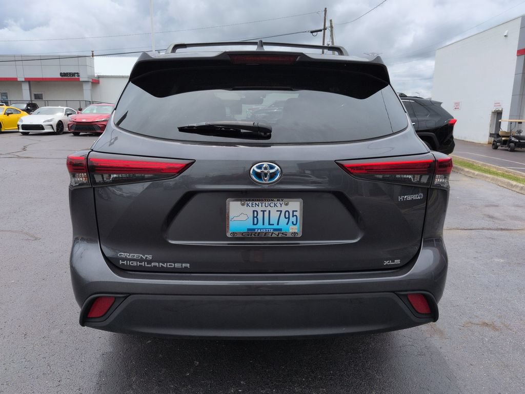 Used 2021 Toyota Highlander XLE AWD/4WD image 4