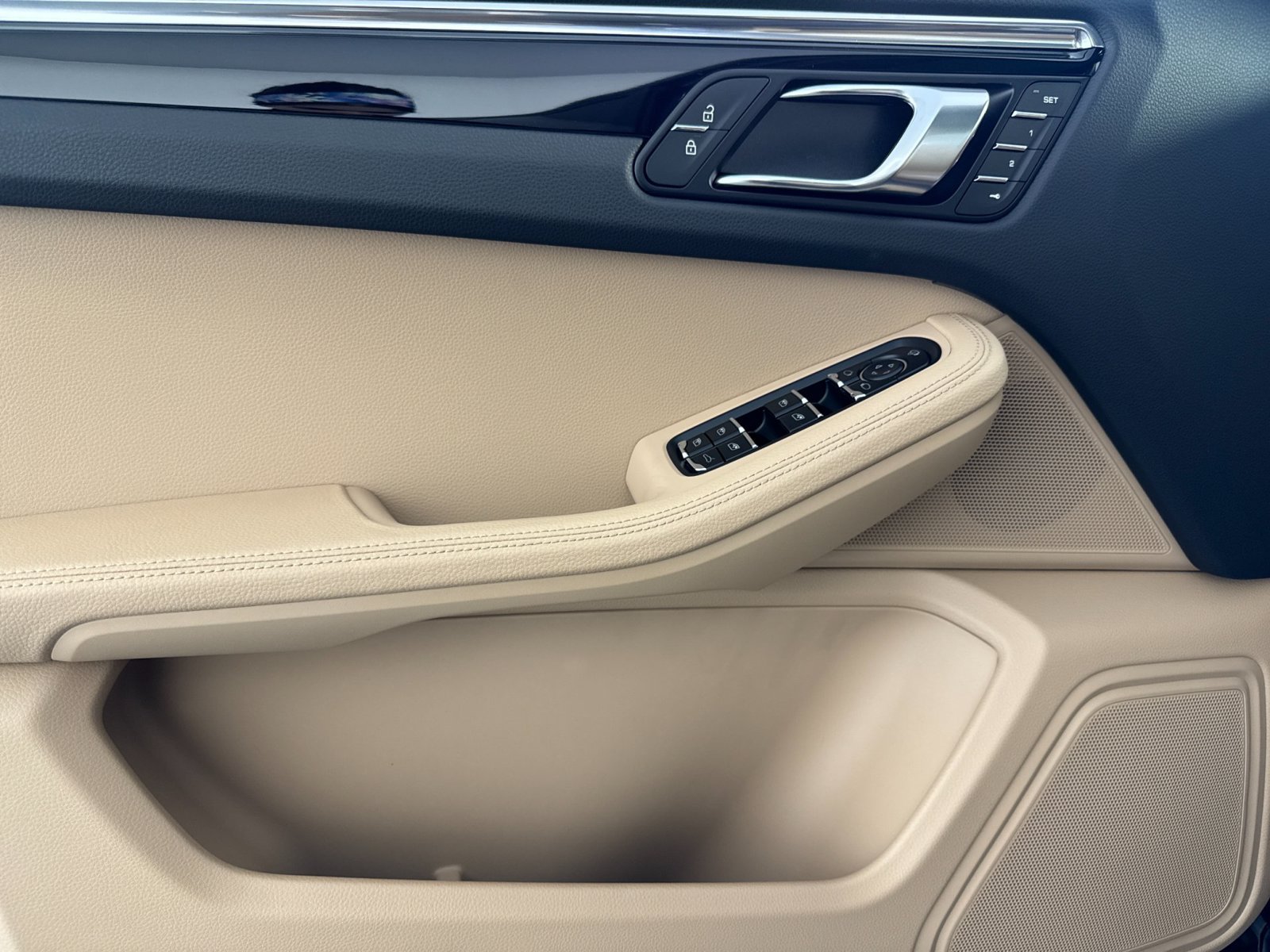 Certified 2026 Porsche Macan AWD/4WD image 12