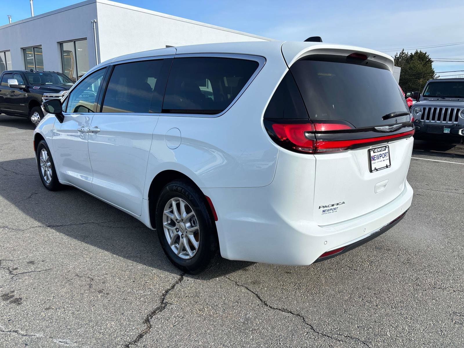Used 2024 Chrysler Pacifica Touring-L FWD image 5