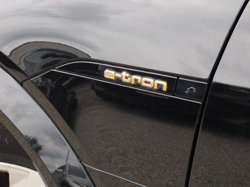 Used 2022 Audi e-tron S Premium Plus AWD/4WD image 16