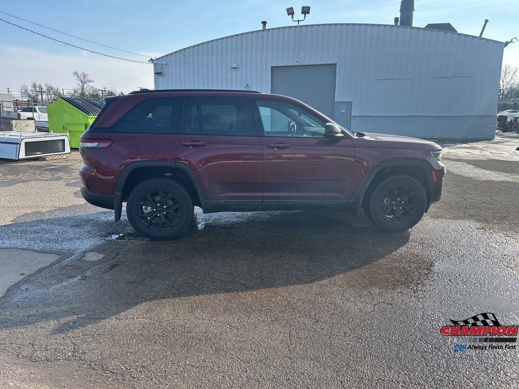 Used 2025 Jeep Grand Cherokee Altitude image 8