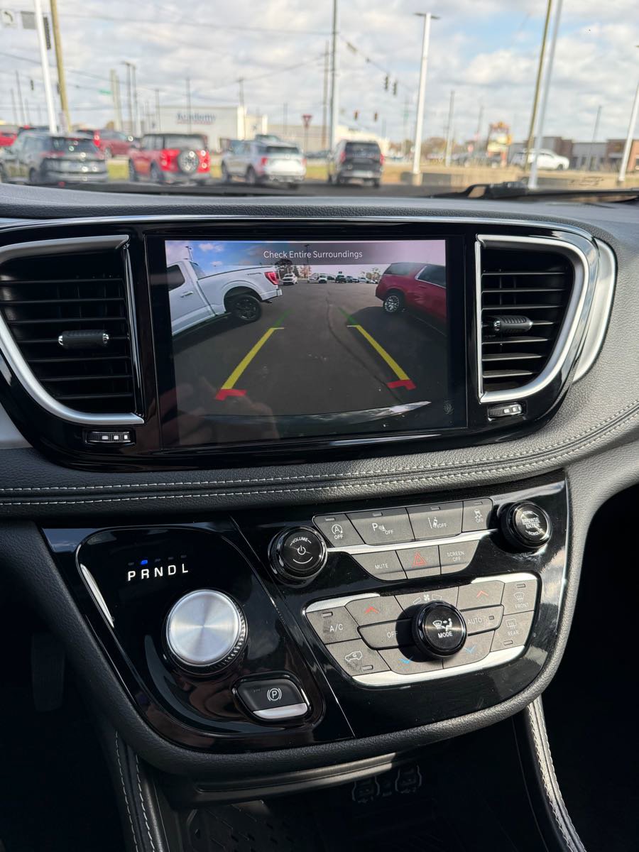 Used 2025 Chrysler Pacifica Limited image 20