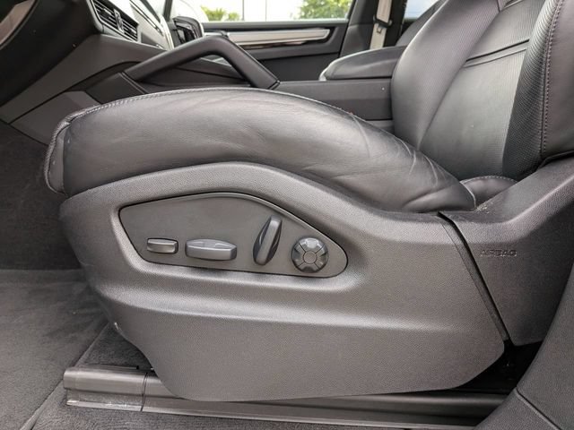 Used 2023 Porsche Cayenne Platinum Edition AWD/4WD image 18