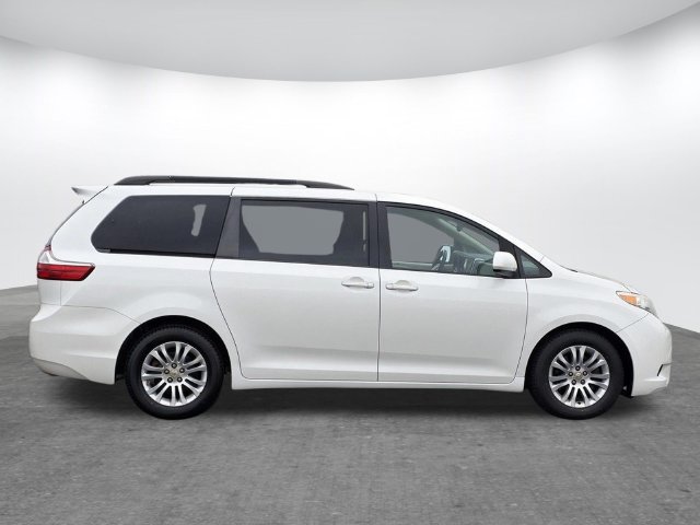 Used 2017 Toyota Sienna XLE Premium FWD image 3