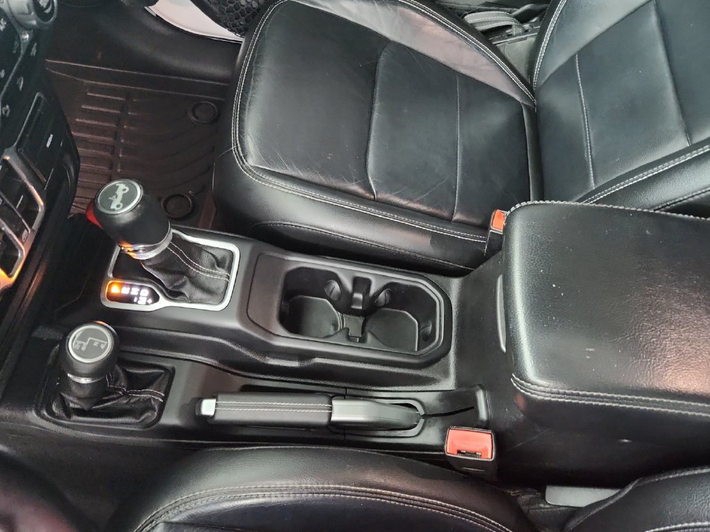 Used 2018 Jeep Wrangler Unlimited Sahara AWD/4WD image 32