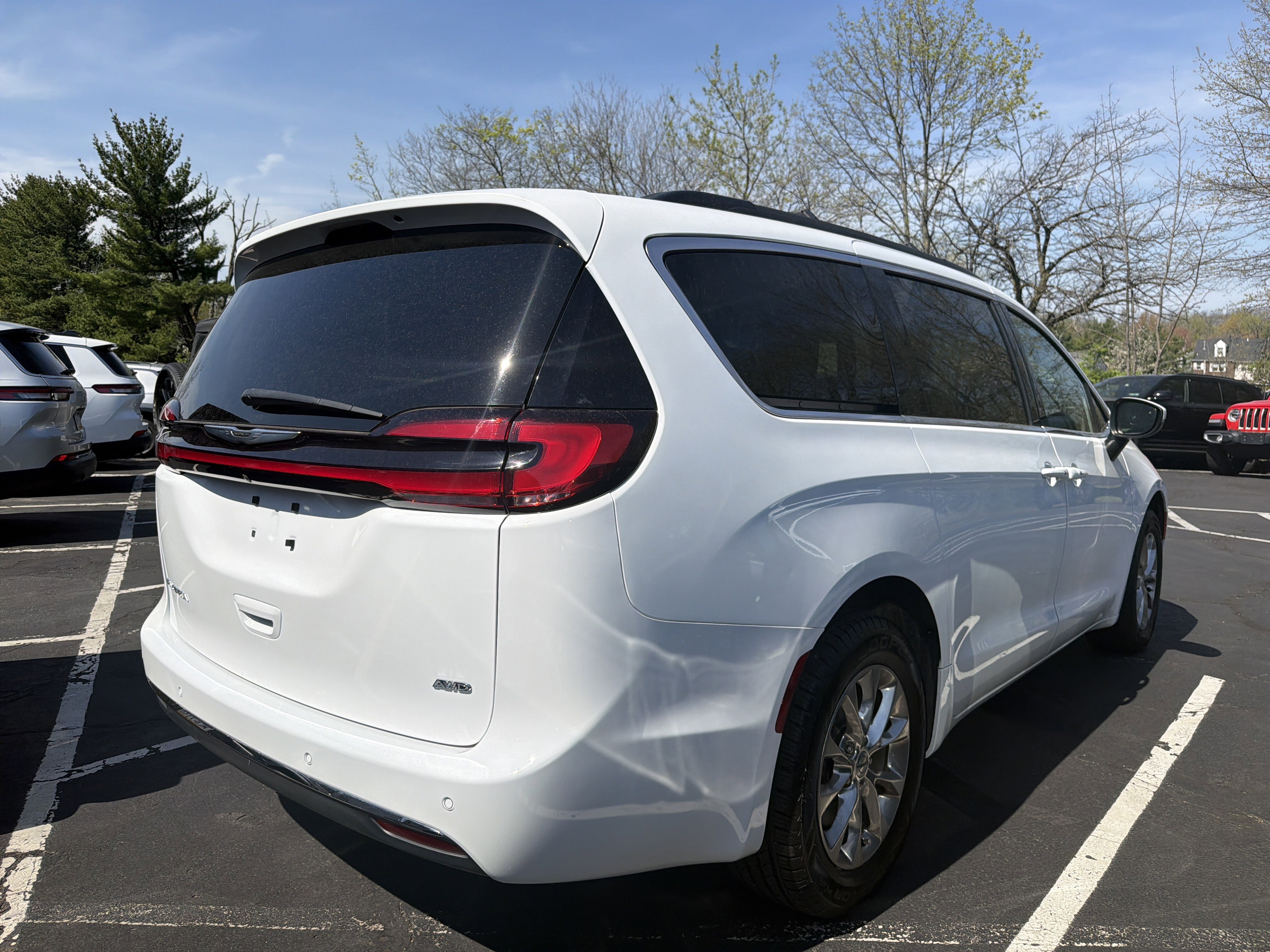 Used 2023 Chrysler Pacifica Touring-L image 6