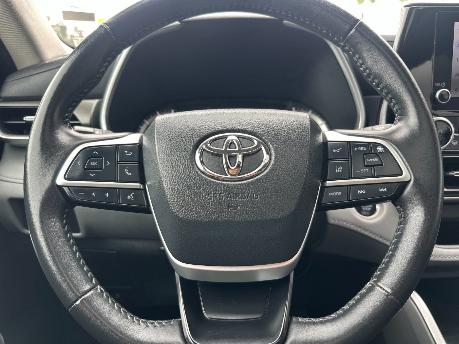 Used 2024 Toyota Highlander XLE FWD image 23