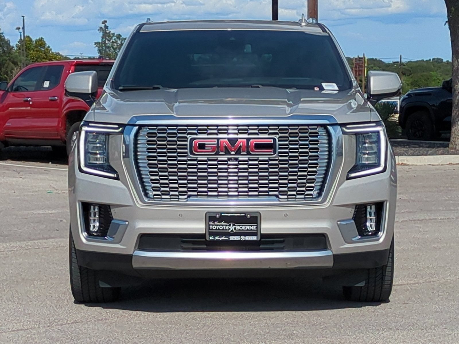 Used 2023 GMC Yukon Denali AWD/4WD image 2