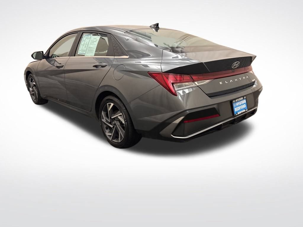Used 2025 Hyundai Elantra Limited image 8