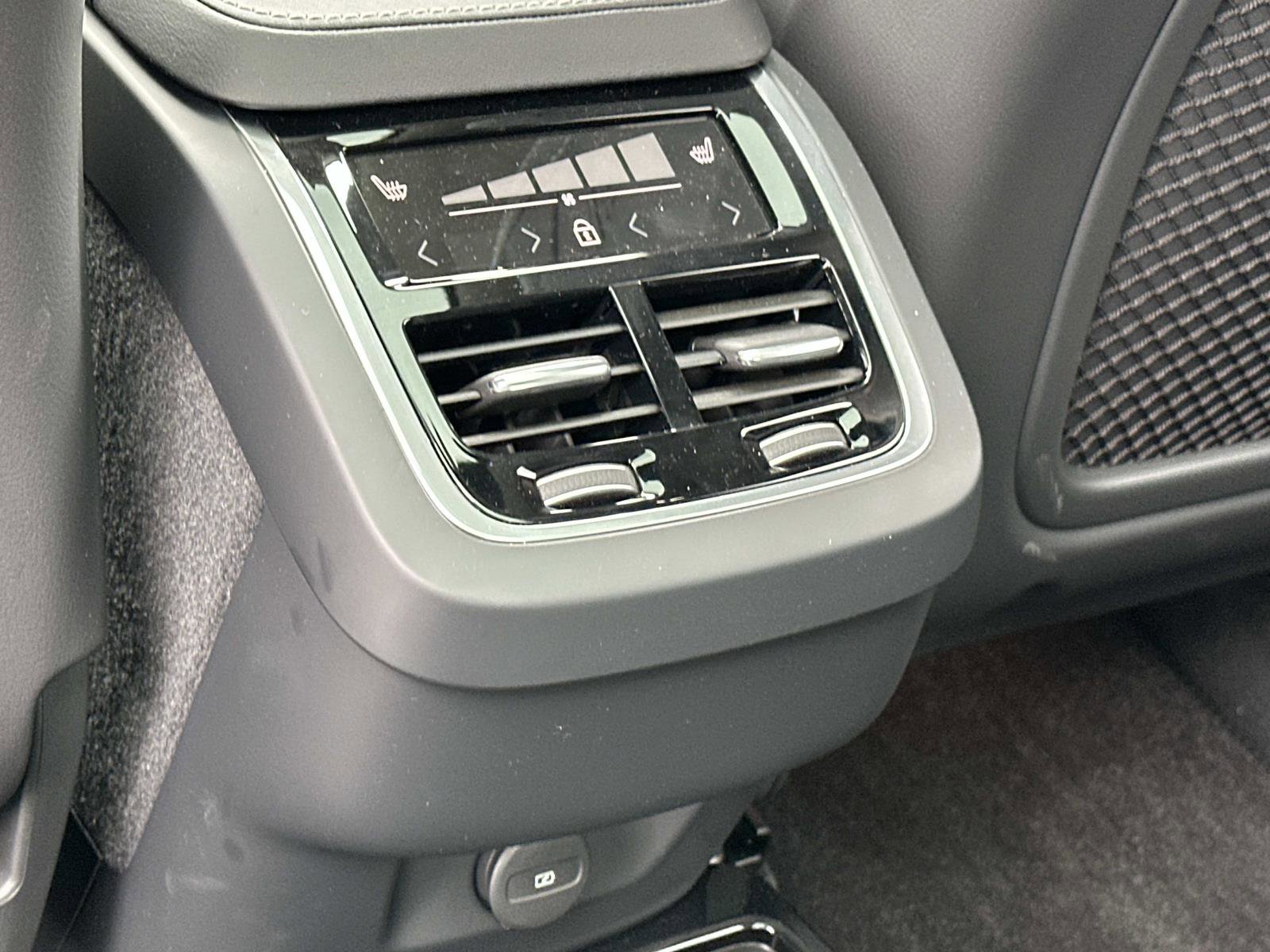 Certified 2024 Volvo XC90 B6 Ultimate w/ Lounge Package image 22