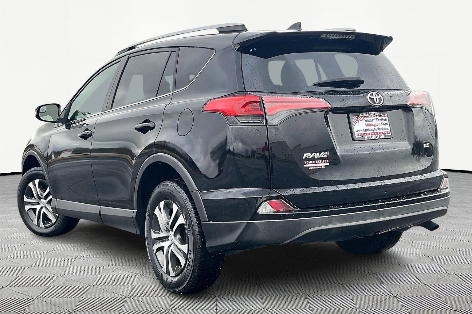 Used 2018 Toyota RAV4 LE image 10