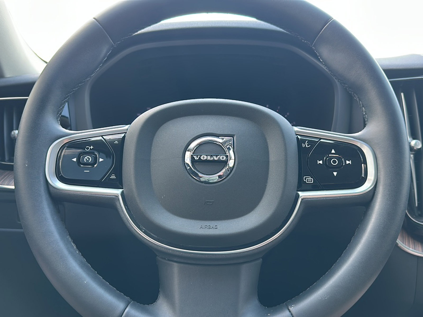 Used 2023 Volvo XC60 B5 Plus w/ Climate Package image 27