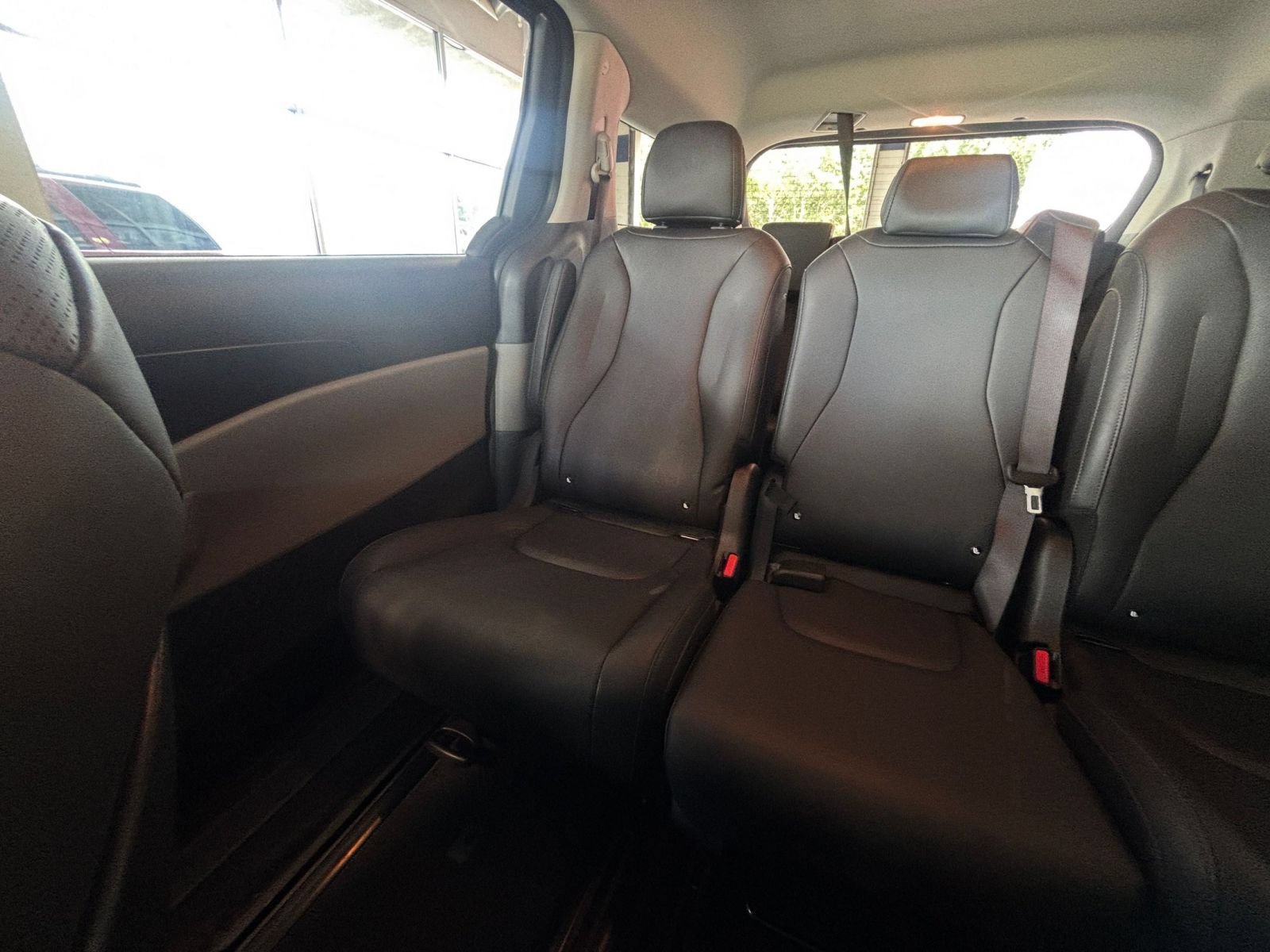 Used 2026 Kia Carnival FWD image 41