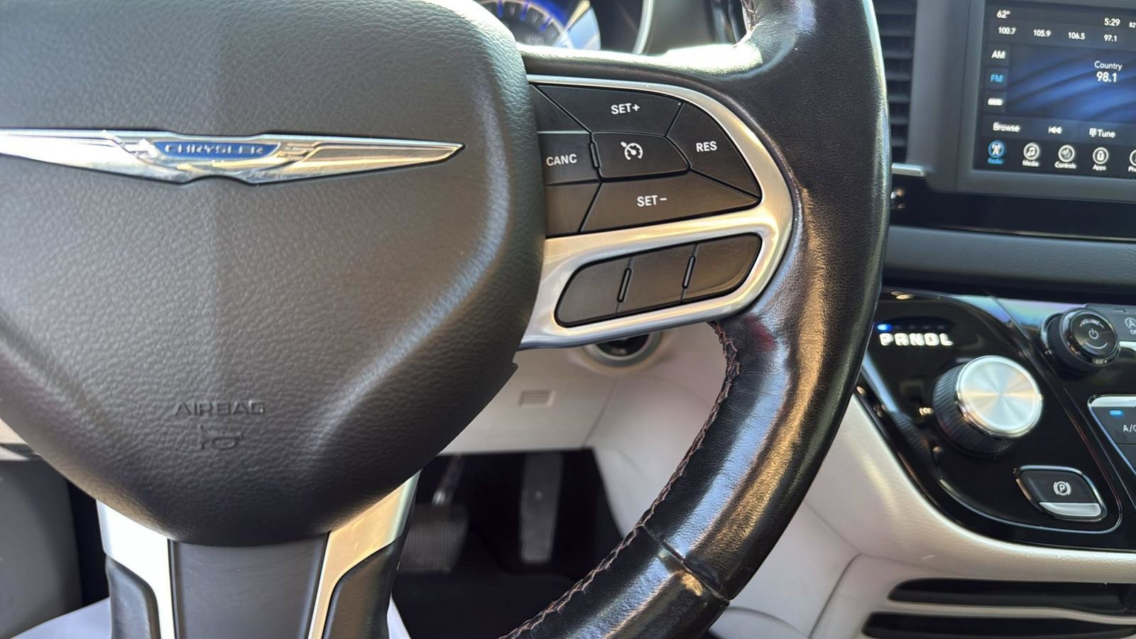 Used 2020 Chrysler Pacifica Touring-L image 16