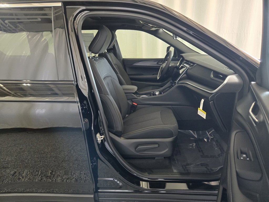 New 2025 Jeep Grand Cherokee L Laredo w/ Luxury Tech Group I image 29