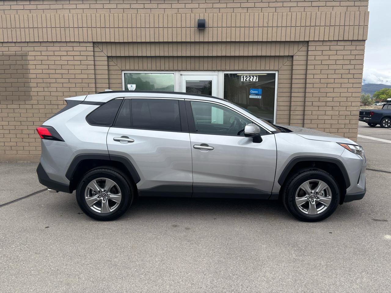 Used 2025 Toyota RAV4 XLE AWD/4WD image 2