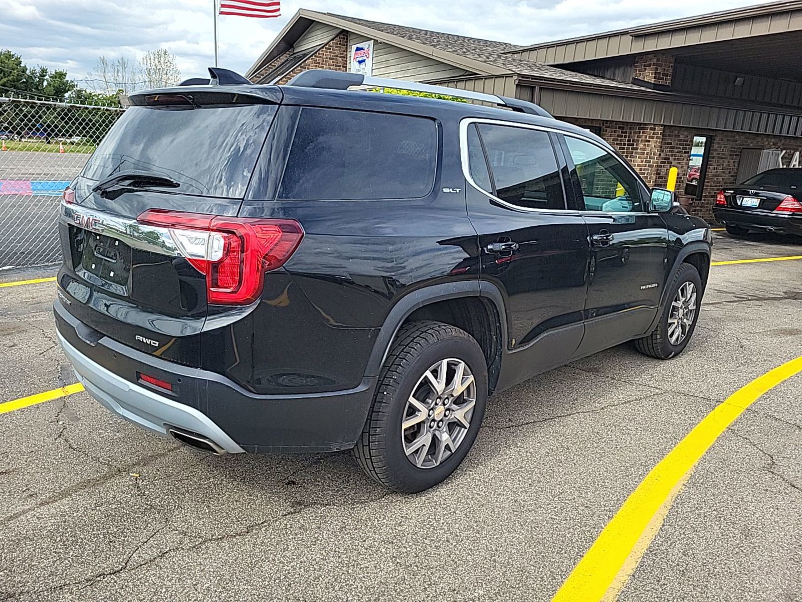 Used 2020 GMC Acadia SLT AWD/4WD image 3