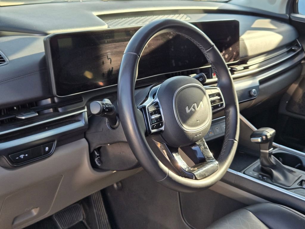Used 2025 Kia Carnival image 5