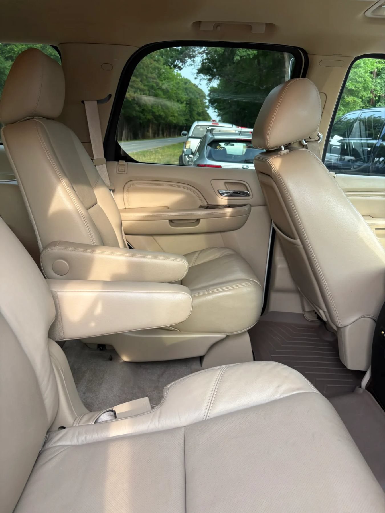 Used 2011 Cadillac Escalade Premium AWD/4WD image 33