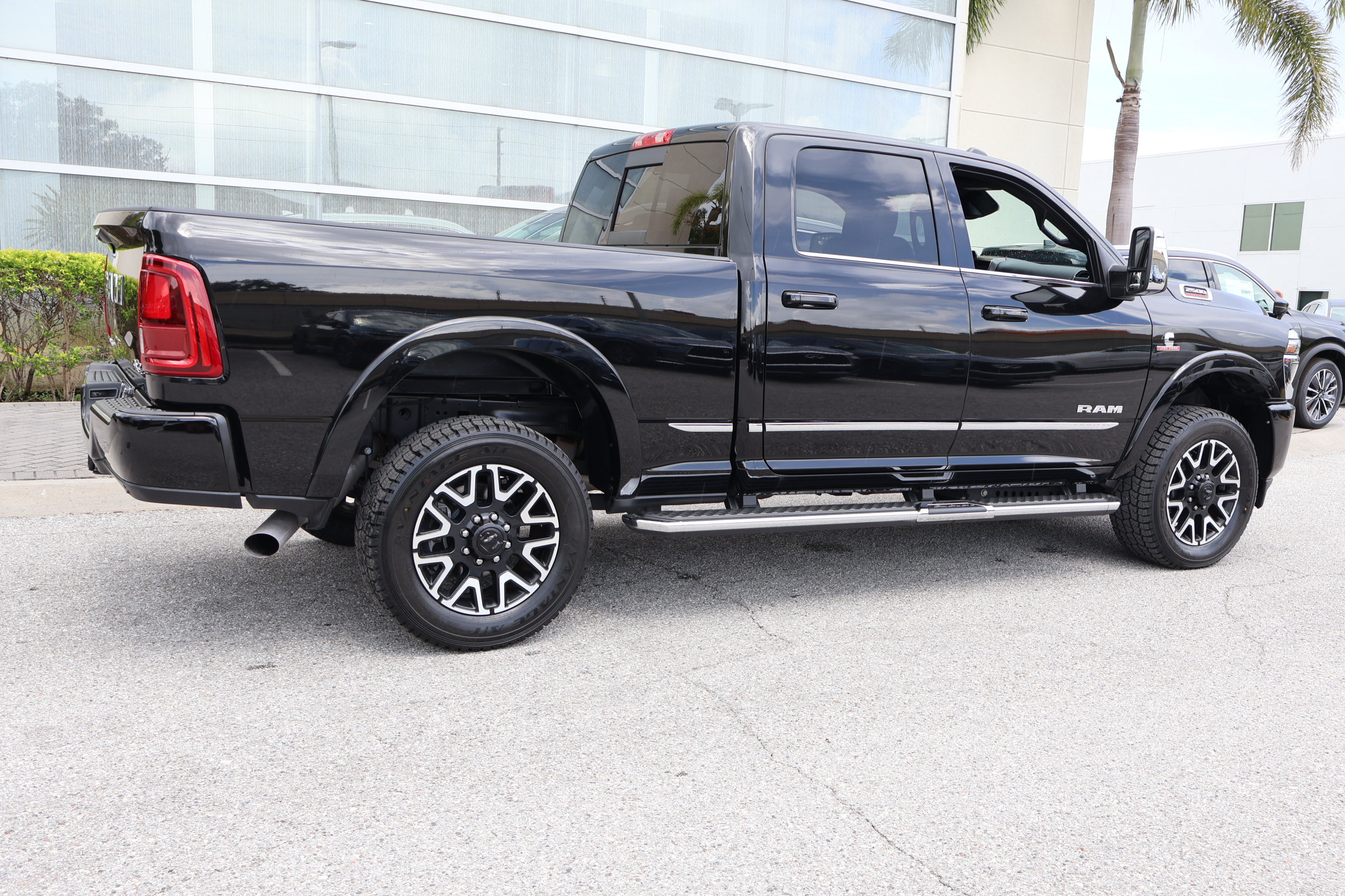 Used 2025 RAM 2500 Limited AWD/4WD image 10