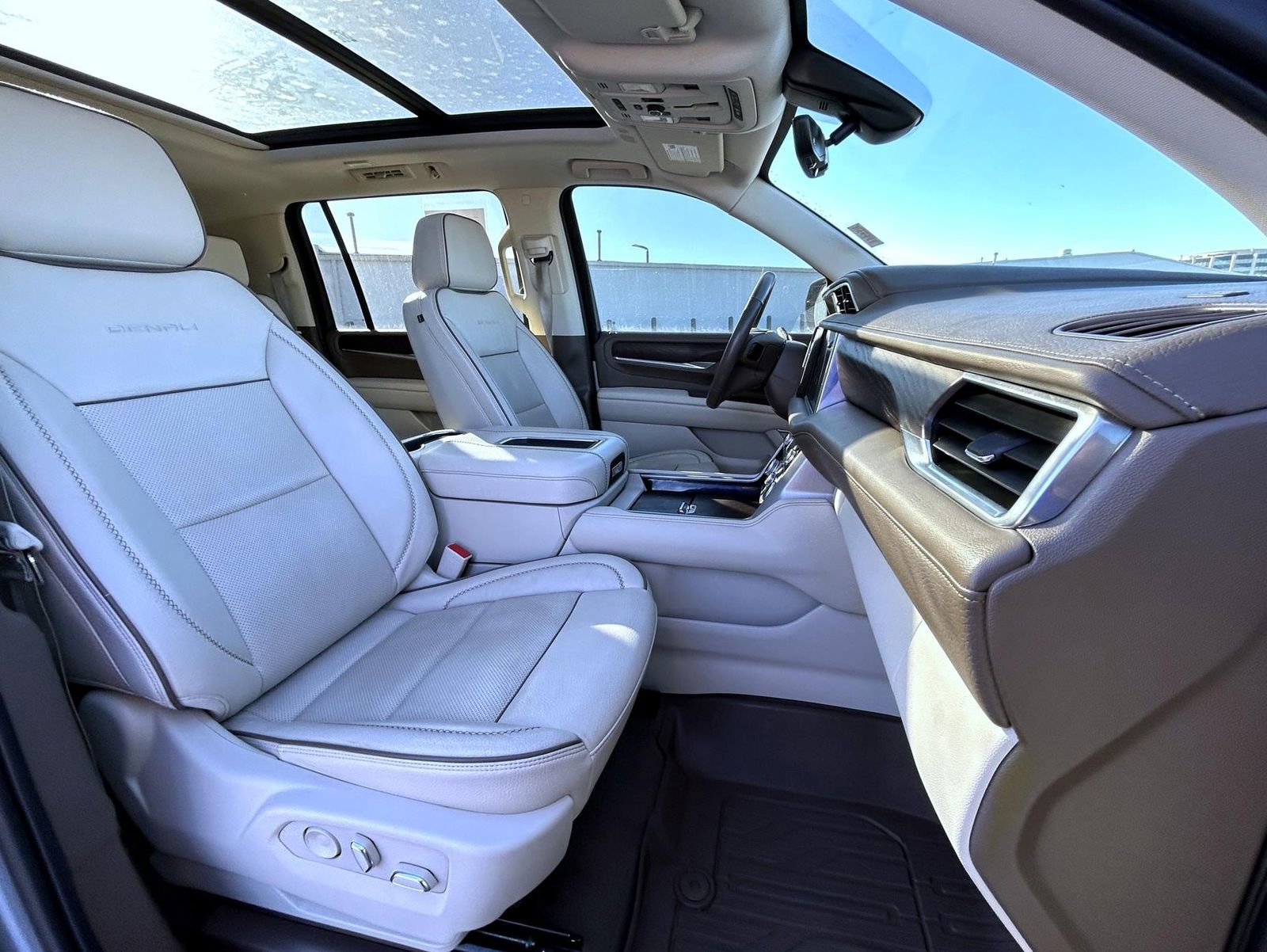 Used 2022 GMC Yukon XL Denali w/ Denali Premium Package image 16