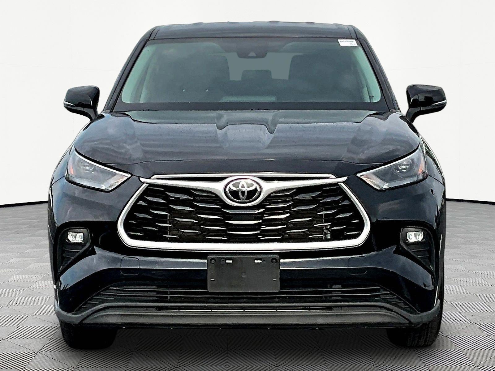 Used 2022 Toyota Highlander LE AWD/4WD image 2