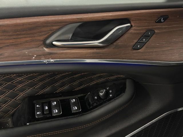 Used 2025 Jeep Grand Cherokee Summit image 12