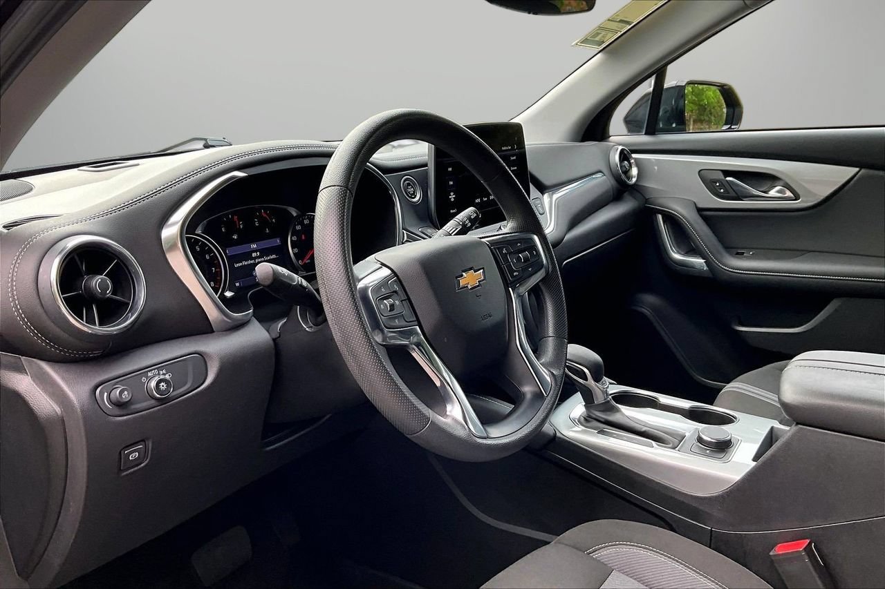 Used 2023 Chevrolet Blazer LT w/ Midnight/Sport Edition FWD image 18