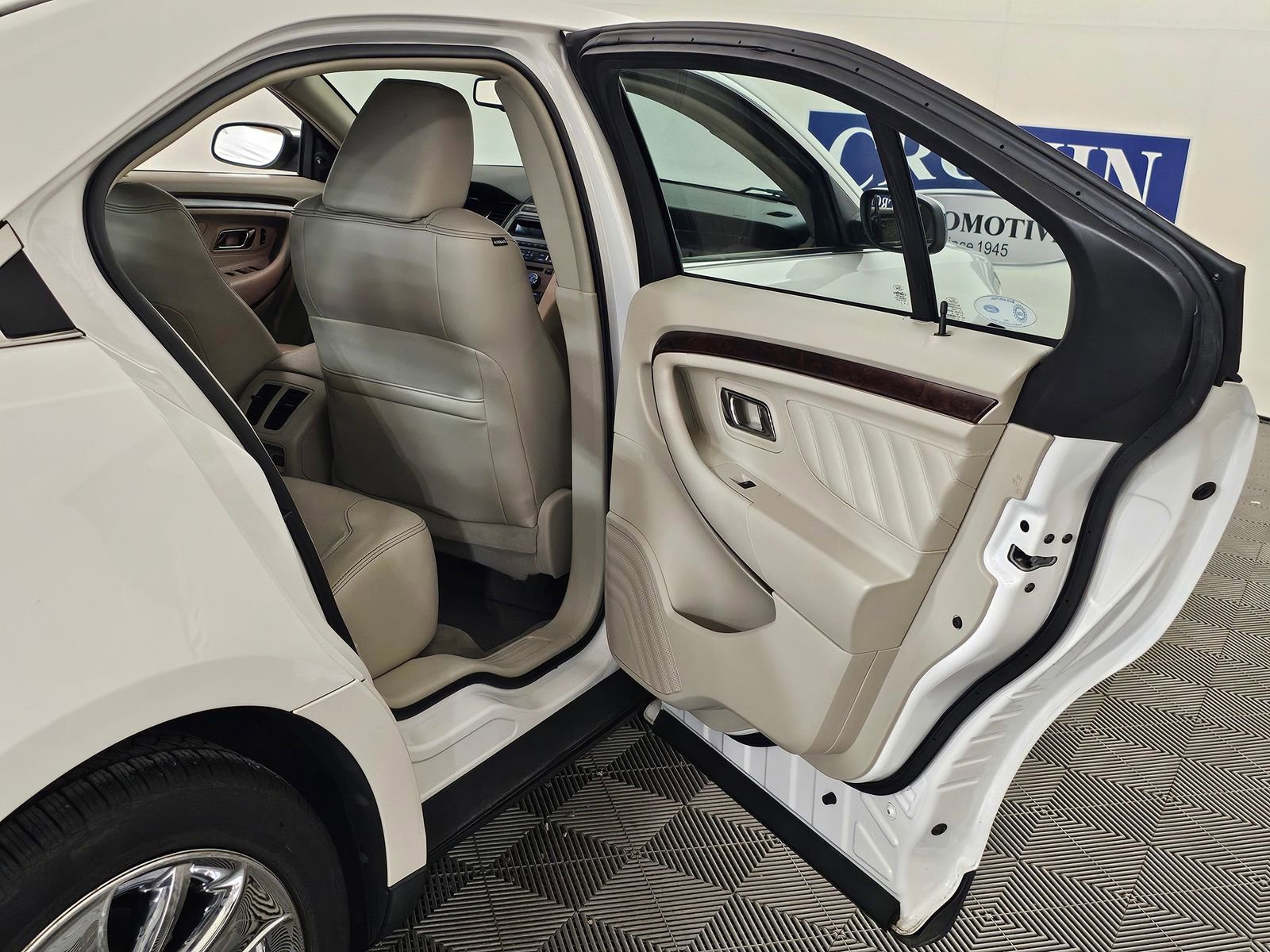 Used 2010 Ford Taurus Limited image 31