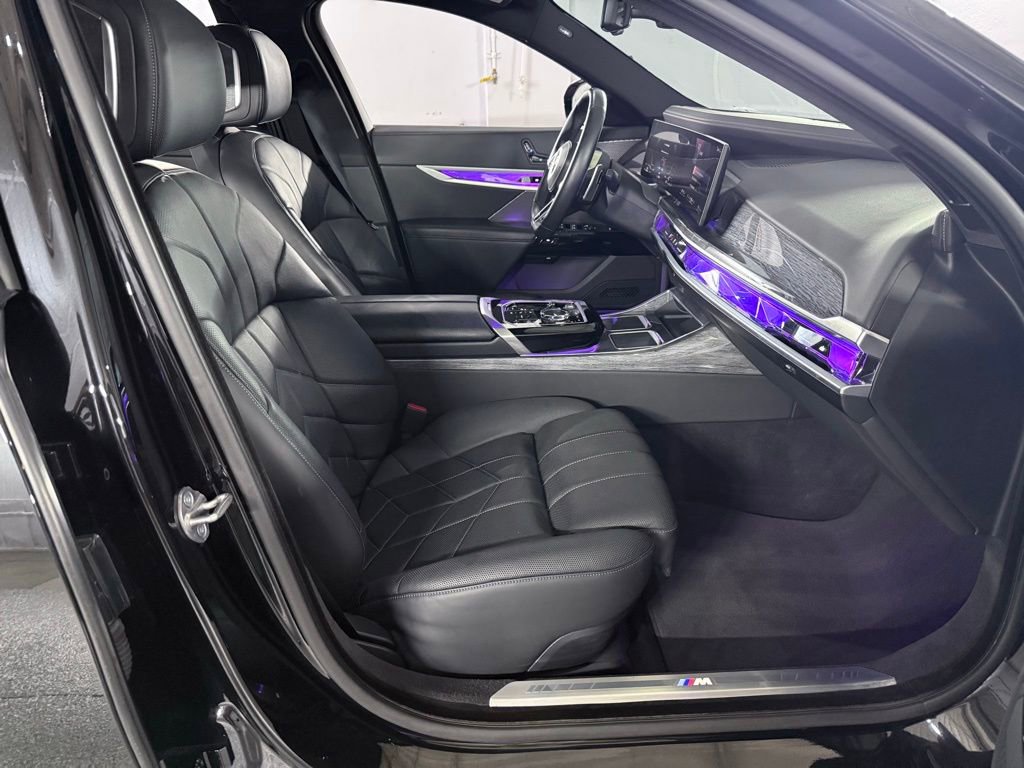 Used 2023 BMW 760i xDrive w/ Executive Package image 25