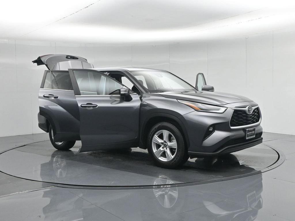 Used 2024 Toyota Highlander LE image 39