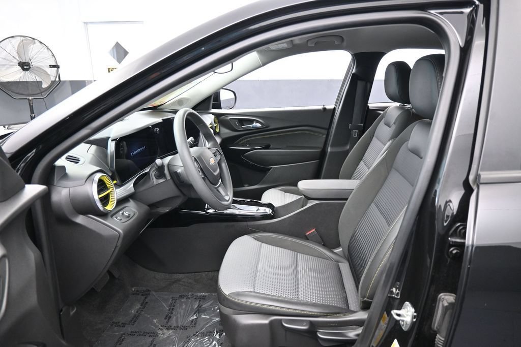 Used 2025 Chevrolet Trax LT FWD image 10